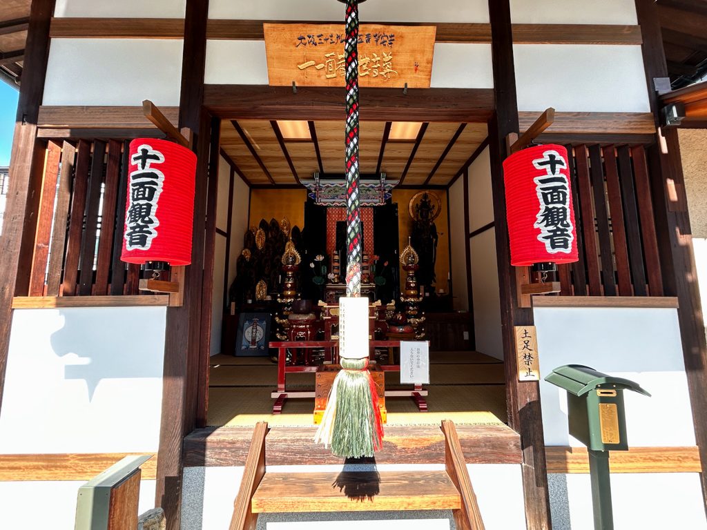 全国からお参りの絶えない誓安寺の観音様。夏のお盆法要では、この日だけ前の扉を開けて、親しく観音様にお参りいただきました。十一面観音様、三十三か所観音霊場の観音様、観音様がいらっしゃいます。